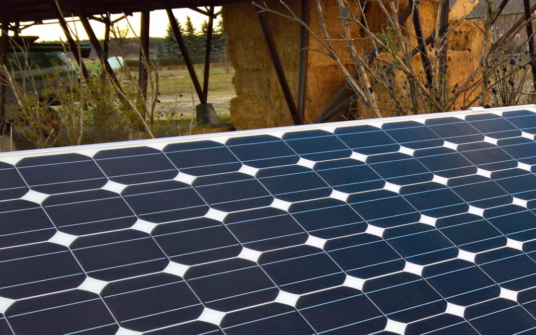 Espacios modulares sostenibles con placas solares